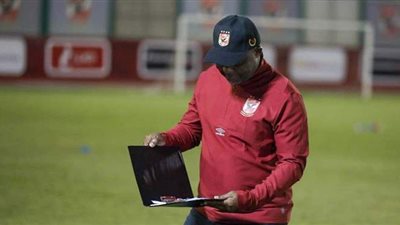 موسيماني يجتمع مع جهازه المعاون استعدادا لمواجهة الترجي