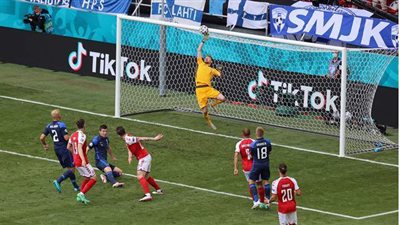 يورو 2020.. لحظة سقوط إريكسن وفقدانه الوعي في مباراة الدنمارك وفنلندا.. فيديو