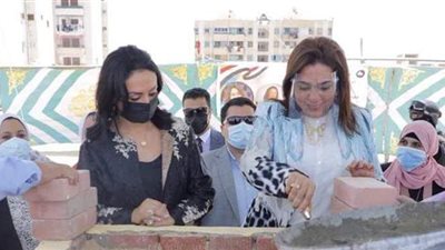 «محافظ دمياط» تضع حجر أساس القومي للمرأة بشطا