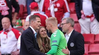 شاهد انهيار صديقة إريكسن بعد سقوطه خلال مباراة الدنمارك وفنلندا