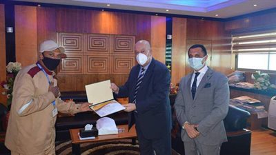 عثر على 25 ألف ريال.. مطار القاهرة يكرم عامل نظافة لأمانته