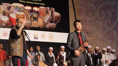 ‏سفير كوريا الجنوبية يعزف بآلة الساكسفون «أغنية ٣ دقات» في مهرجان الطبول | فيديو