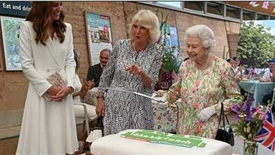 موجة ضحك بالقصر الملكي.. ملكة بريطانيا تفشل في استخدام السيف لتقطيع تورتة