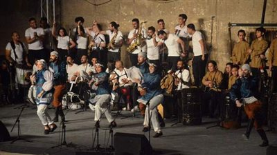 «نموذج للقوة والصمود».. رئيس مهرجان الطبول يرفع علم فلسطين | فيديو