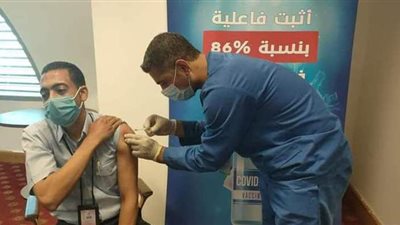 مصر للطيران يواصل تطعيم العاملين بالصفوف الأمامية بأماكن عملهم