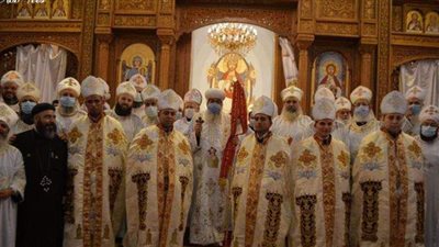 الأنبا مكاريوس يرسم ٥ كهنة ودياكون في المنيا