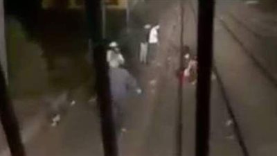 شاب يحاول الانتحار أمام قطار في بنى سويف | فيديو