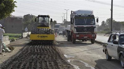 استكمال أعمال رصف الطريق الدائري بحي غرب أسيوط | صور