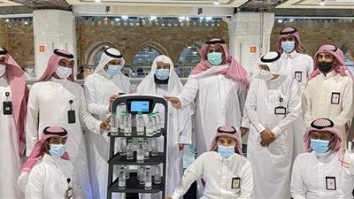 للحد من كورونا.. روبوت ذكي يوزع مياه زمزم بالحرم المكي