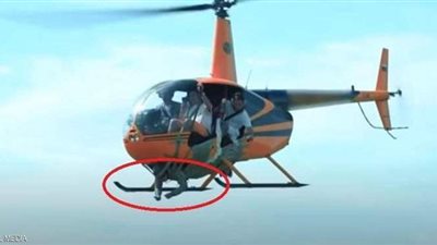 مقطع مرعب.. روسي يربط صديقه في مروحية طائرة