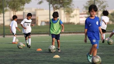 طبيب يحذر: ممارسة الأطفال أقل من 9 سنوات للكرة كارثة تقضي على أجيال