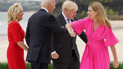 دراجة ووشاح حرير.. هدايا بايدن وجونسون وزوجتاهما على هامش قمة السبع