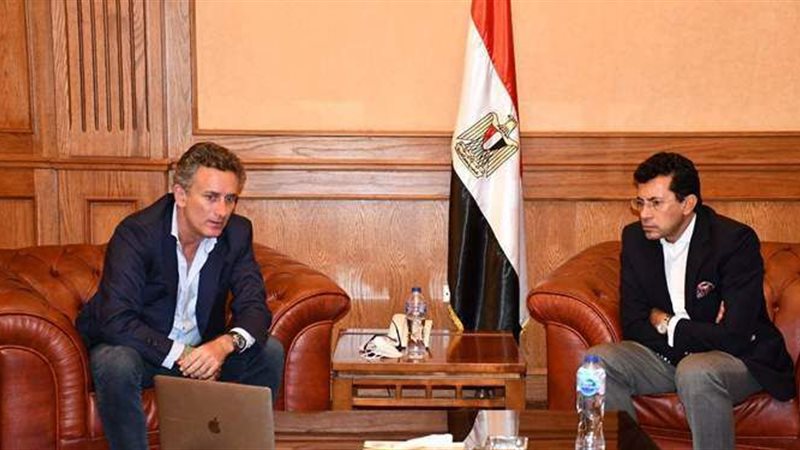 وزير الرياضة يجتمع