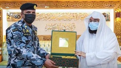 رئيس شئون المسجد الحرام يكرم رجل الأمن في واقعة 