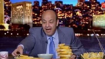 صفار وحلاوة.. عمرو أديب يتناول البطيخ الأصفر على الهواء | فيديو