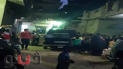 تجمهر الأهالي بعد العثور على جثة مسن مقتولا داخل شقته بالشرقية | فيديو وصور