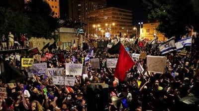 آلاف الإسرائيليين يحتفلون في تل أبيب بالإطاحة ببنيامين نتنياهو | فيديو وصور