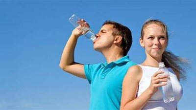 بخلاف الأسطورة الشائعة.. الإفراط في شرب الماء خطر يهدد صحة هؤلاء