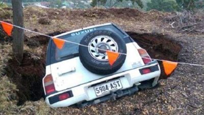 فاقت الرمال المتحركة.. لحظة ابتلاع حفرة لسيارة في الهند خلال ثوان | فيديو