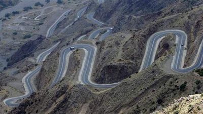 صاعقة رعدية تشعل حريقا بجبل 