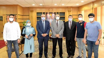 جامعة المنصورة تكرم 3 طلاب عثروا على مبلغ مالي كبير لأمانتهم