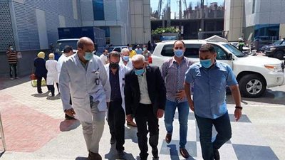 محافظ بورسعيد يتابع سير العمل بمستشفى السلام | صور