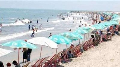 ارتفاع درجات الحرارة يدفع أهالي كفر الشيخ لمصيف بلطيم