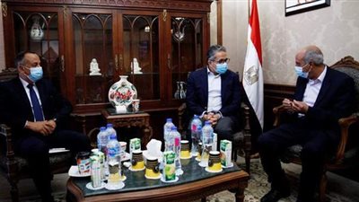 3 مكافآت من وزارة السياحة والآثار لمواطن سلم لوحة أثرية عثر عليها في أرضه