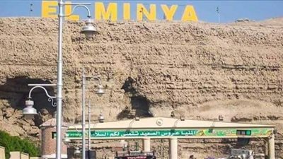 انقلاب سيارة نقل محملة بـ40 طن رمل بالمنيا