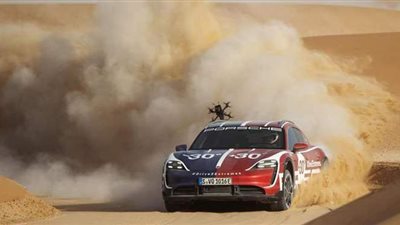 «بورشه» تحتفل بـ تايكان كروس السيارة الكهربائية متعددة الاستخدامات