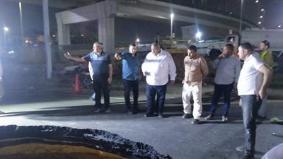 إصلاح خط الصرف الصحي بشارع عبد الحميد بدوي بالقاهرة | صور