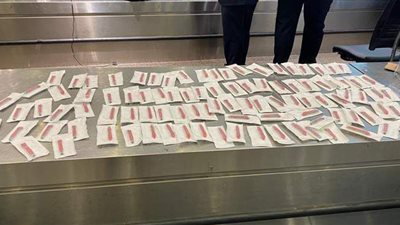 ضبط راكب حاول تهريب 100 دباسة معدة بمطار القاهرة| صور