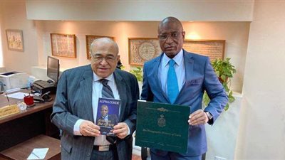 مدير مكتبة الإسكندرية يستقبل سفير غينيا ويتسلم هدية من الرئيس 