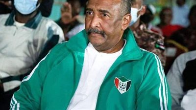 رئيس مجلس السيادة السوداني يتخلى عن بزته العسكرية في استقبال منتخب بلاده