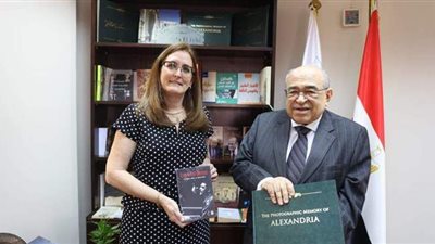 مدير مكتبة الإسكندرية يستقبل سفيرة كوبا