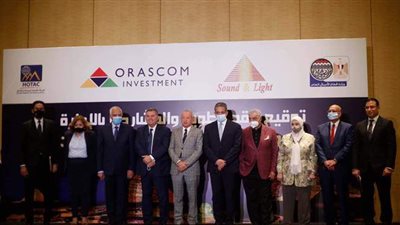 ساويرس يصل حفل توقيع عقود تطوير عروض الصوت والضوء بالأهرامات