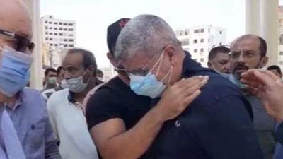 انهيار شوبير في جنازة شقيقه وإصراره على دخول المقبرة | فيديو