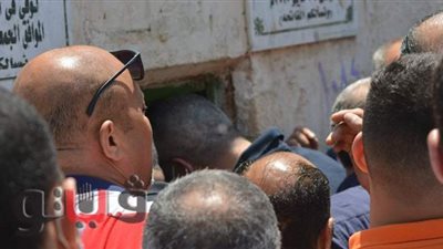 شوبير ينهار في أحضان الشامي بعد دعاء مؤثر أثناء دفن شقيقه  | صوروفيديو