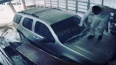 سيارة تقتحم محل أقمشة يعمل به مصري بالكويت.. و