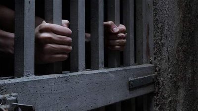 الحبس 15 عاما لرجل ذبح أمه وأكل جثتها خلال أسبوعين