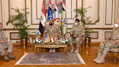وزير الدفاع والإنتاج الحربى يلتقي قائد القيادة المركزية الأمريكية