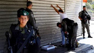 الاحتلال الإسرائيلي يجبر التجار بمنطقة باب العامود على إغلاق محالهم (فيديو)