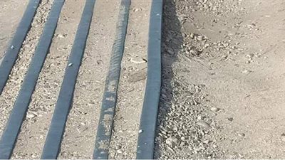 معاناة قائدى السيارات بطريق الضبعية في الاقصرl صور