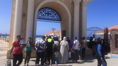 بث مباشر| حمام كليوباترا بمطروح يقبل عليه مئات الزوار