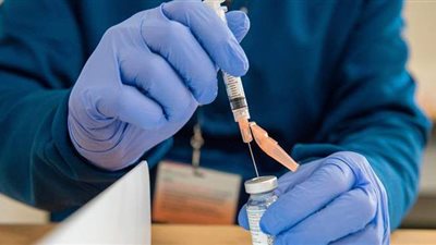 هل يصيب لقاح إسترازنيكا بالجلطة؟.. عضو لجنة مكافحة كورونا يرد | فيديو