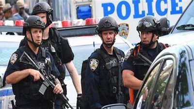 لص يسرق صيدلية أمام عدسات المصورين بأمريكا