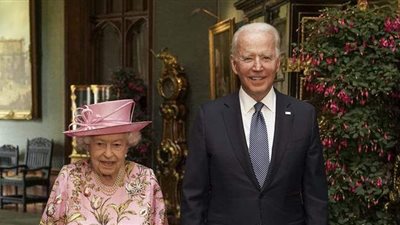 كسر البروتوكول وأفشى أسرارا.. بايدن يثير غضب البريطانيين بعد لقاء الملكة إليزابيث | صور