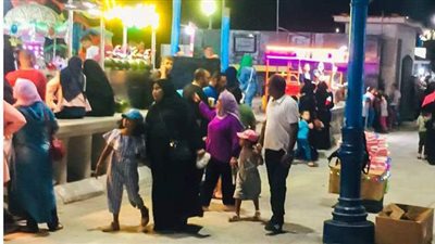 سهرات الليل على كورنيش مطروح «جري ولعب وضحك».. والطفطف أبرز المشاهد | فيديو وصور