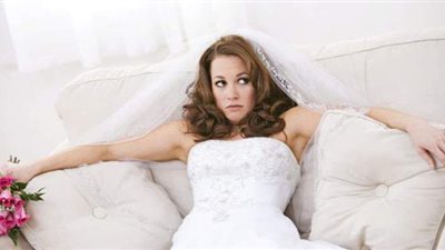 لقيوا راجل تحت الفستان.. عروس تتعرض لموقف محرج يوم زفافها | فيديو