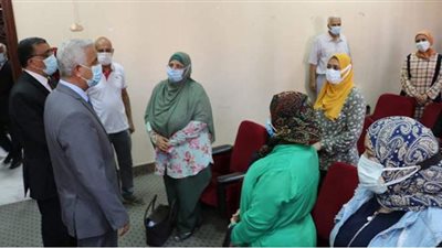 رئيس جامعة المنوفية يتفقد سير العمل بمقر الفرق المتنقلة لتلقي لقاح كورونا